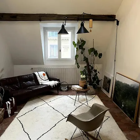 Apartment Bright Duplex Near Train Station *
