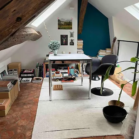 Apartment Bright Duplex Near Train Station